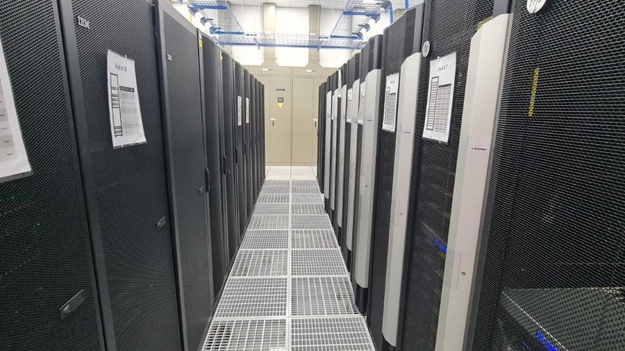 Lắp tủ rack máy chủ tại trung tâm dữ liệu